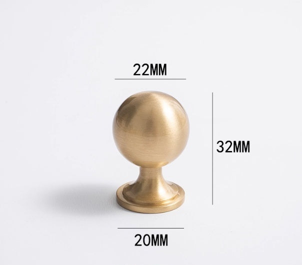 Poignées et boutons VidaXL Yankari, design élégant en métal, pour meubles, visibles sur fond clair dans l'image.