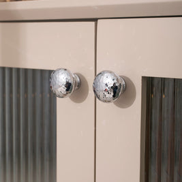 Poignées et boutons Faria Chrome de VidaXL, finition chromée brillante, pour meubles ou armoires, visibles en image.