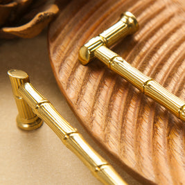 Poignées et boutons Kyoto VidaXL en métal avec finition élégante, pour meuble ou porte, visibles dans l'image.
