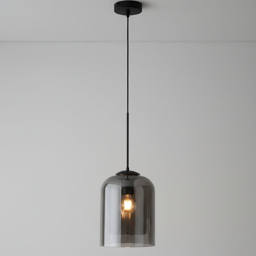 Lustre industriel Berlin de la marque Hausslyon, design moderne avec abat-jour métallique, suspendu au plafond dans un intérieur contemporain