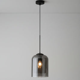 Lustre industriel Berlin de la marque Hausslyon, design moderne avec abat-jour métallique, suspendu au plafond dans un intérieur contemporain