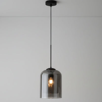 Lustre industriel Berlin de la marque Hausslyon, design moderne avec abat-jour métallique, suspendu au plafond dans un intérieur contemporain