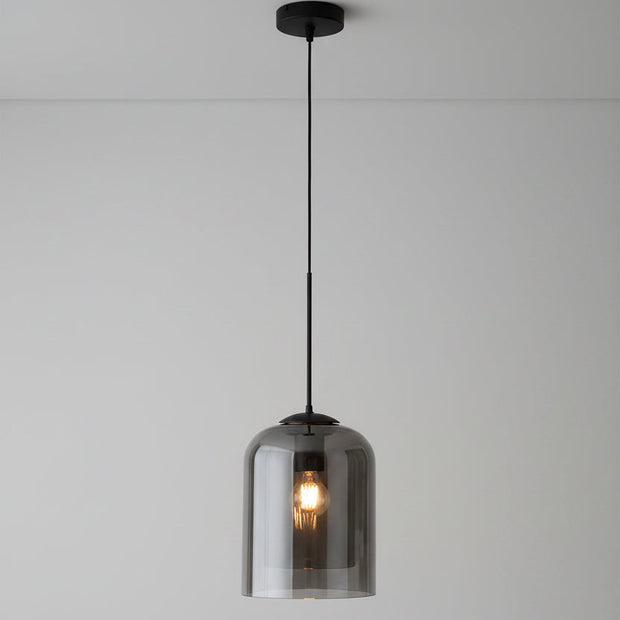 Lustre industriel Berlin de la marque Hausslyon, design moderne avec abat-jour métallique, suspendu au plafond dans un intérieur contemporain