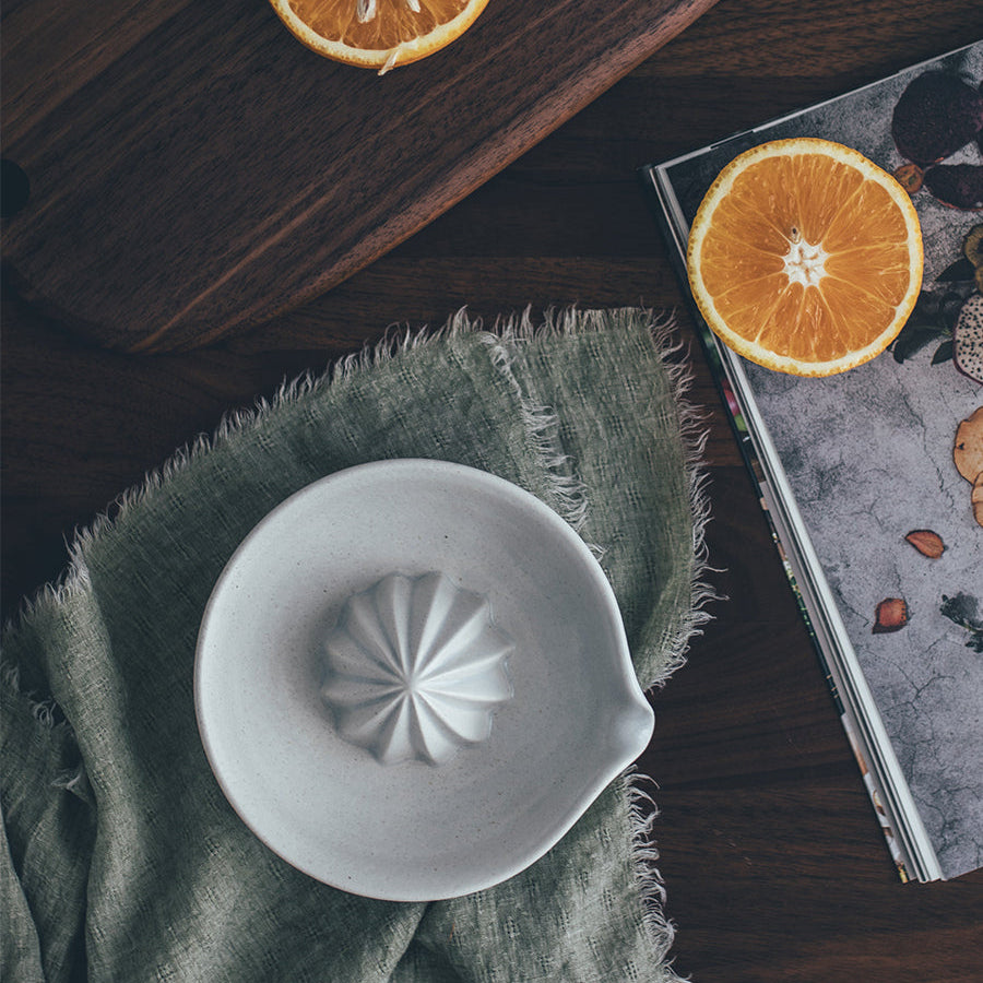 Juice d'agrumes dans un bol presse-agrumes RENFAN, outil pour extraire le jus d'agrumes frais.