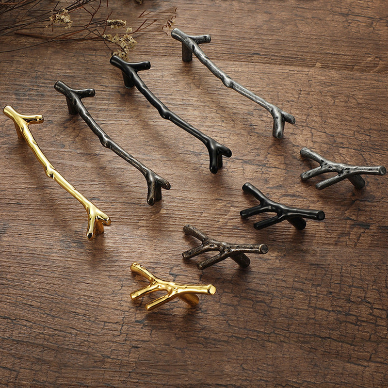 Poignées et boutons Sherwood de la marque Hausslyon, en métal avec finition élégante, pour meubles ou armoires.