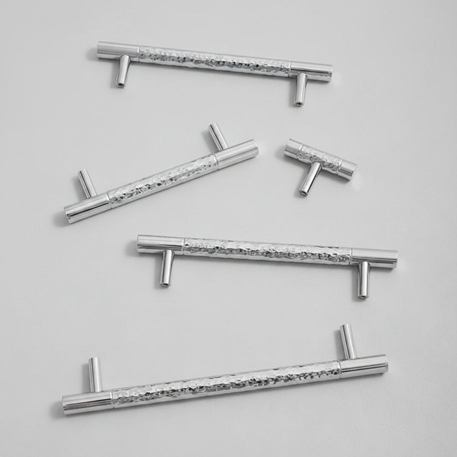 Poignées et boutons Faria en chrome, design élégant pour meubles, montrant la surface brillante et la fixation.