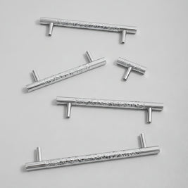 Poignées et boutons Faria en chrome, design élégant pour meubles, montrant la surface brillante et la fixation.