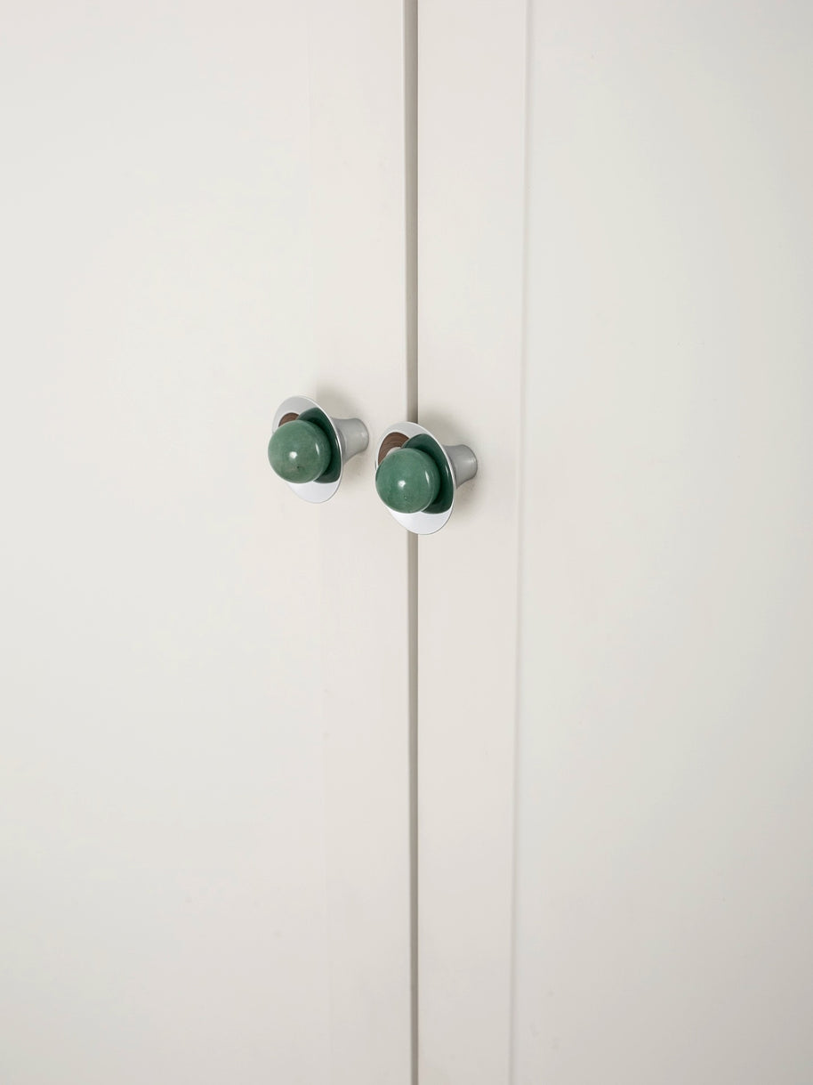 Boutons Malbaie de la marque Hausslyon, petits boutons en bois brun clair avec une finition lisse.