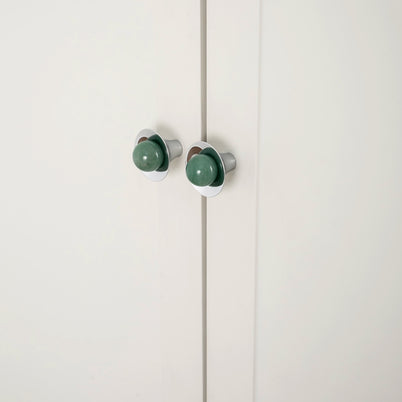 Boutons Malbaie de la marque Hausslyon, petits boutons en bois brun clair avec une finition lisse.