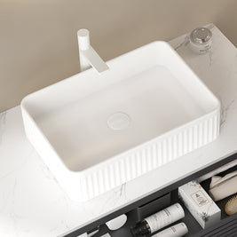 Lavabo salle de bain Turin blanc de VidaXL, vue de face avec évier en céramique blanc et accessoires.