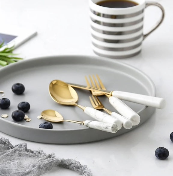 Couverts Danglars VidaXL, ensemble de couverts en acier inoxydable pour un repas élégant, présenté sur une table.