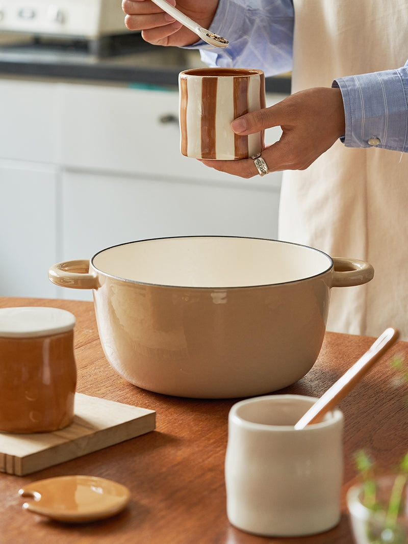 Poivriers et épices dans un ensemble de pots en céramique de la marque Hauslyon, idéal pour la cuisine.
