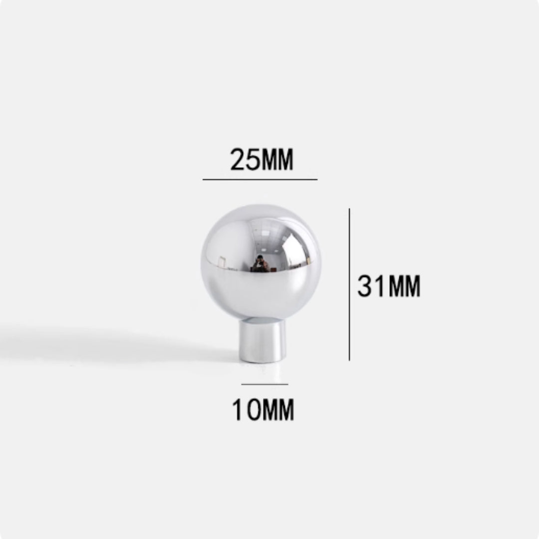 Poignées et boutons Mondego en argent de la marque Renfan, design élégant et finition brillante visible sur l'image.