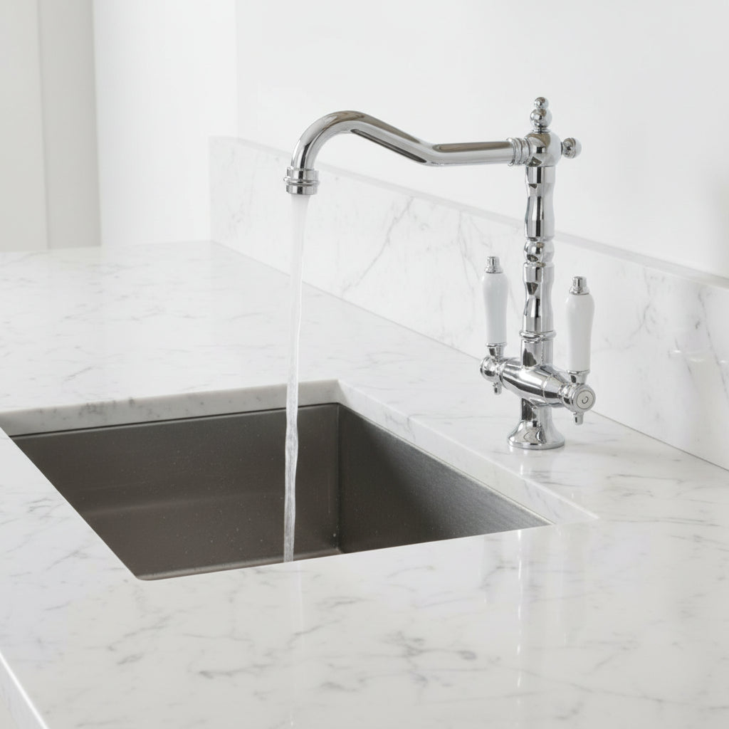 Robinet de cuisine Hauslyon Montmorency II en acier inoxydable avec levier, vue de face sur le robinet installé.