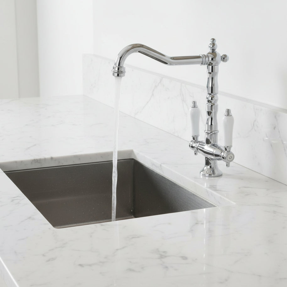 Robinet de cuisine Hauslyon Montmorency II en acier inoxydable avec levier, vue de face sur le robinet installé.