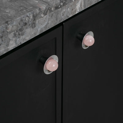 Boutons Malbaie de la marque Hausslyon, en bois clair avec détails sculptés, pour vêtements ou décoration.
