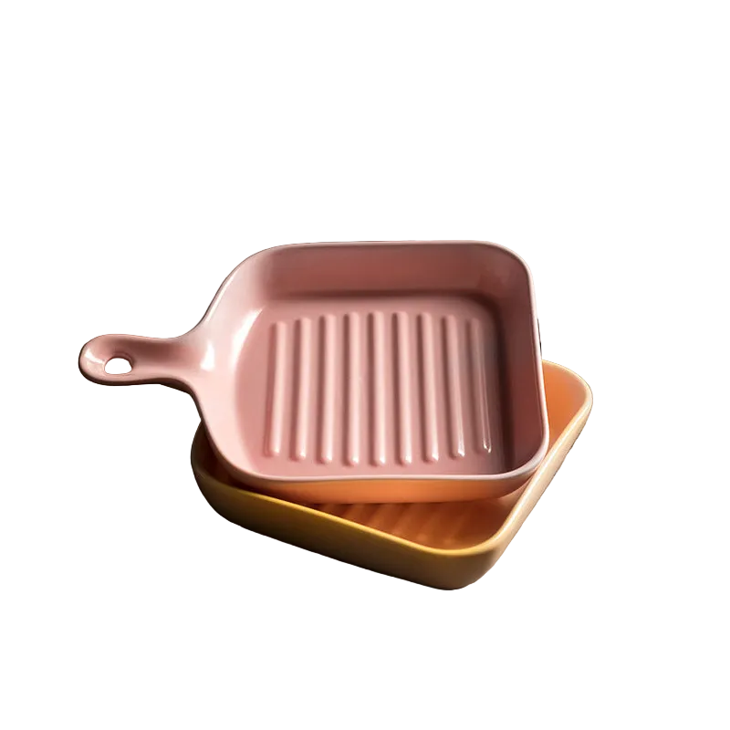 Assiettes Koki VidaXL en céramique blanche avec motifs traditionnels, posées sur une table en bois.