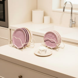 Assiettes Northfolk de la marque Renfan, design coloré avec motifs modernes, vues en lot sur une table.