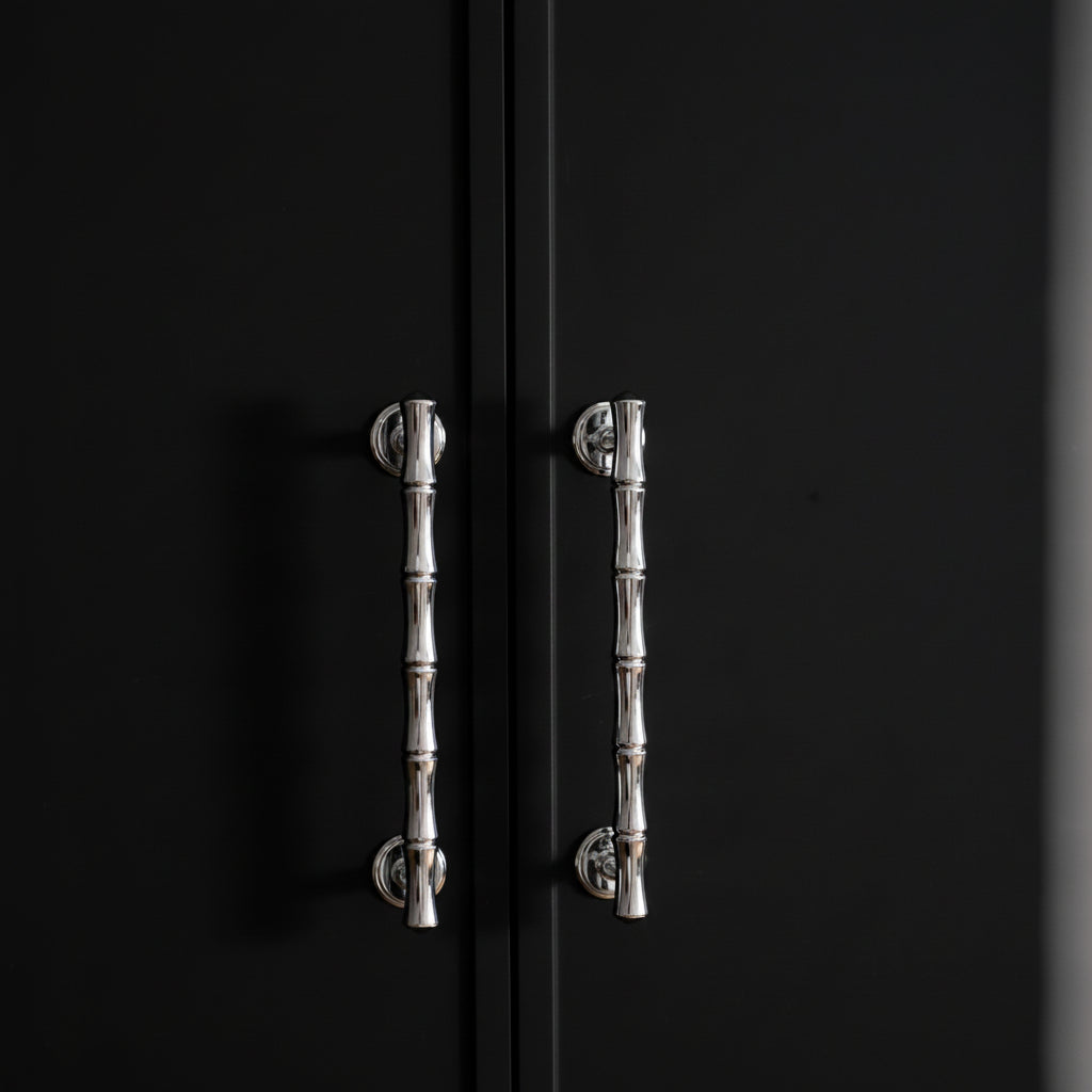 Poignées et boutons Kyotoji en chrome de la marque VidaXL, détails visibles sur cette image, pour meubles ou portes.