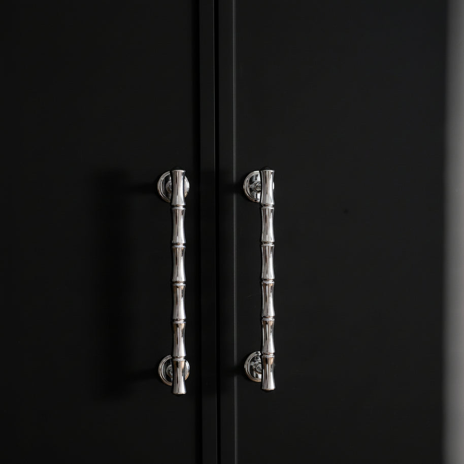 Poignées et boutons Kyotoji en chrome de la marque Hausslyon, finition brillante et élégante pour meubles modernes.