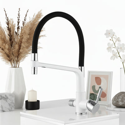 Robinet de cuisine VidaXL Toscanie en acier inoxydable avec levier de commande et embouts de fixation visibles.