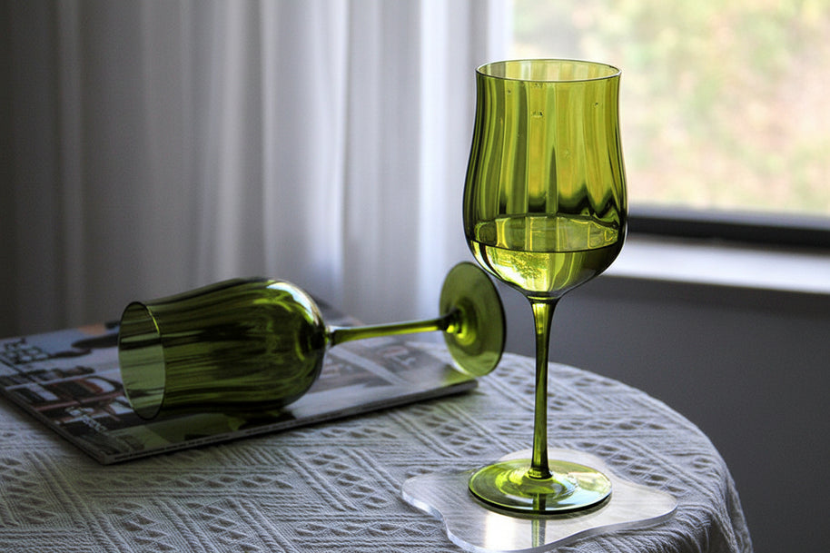 Verre à vin Hauslyon Fleury transparent avec longue tige, design élégant pour dégustation de vin.