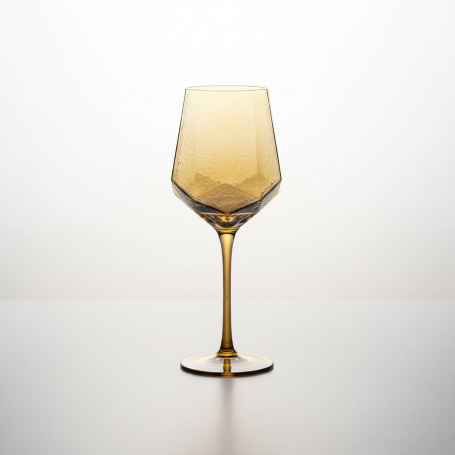 Verres à vin et champagne Hausslyon, élégants, transparents, avec un design classique, alignés sur une table en bois.