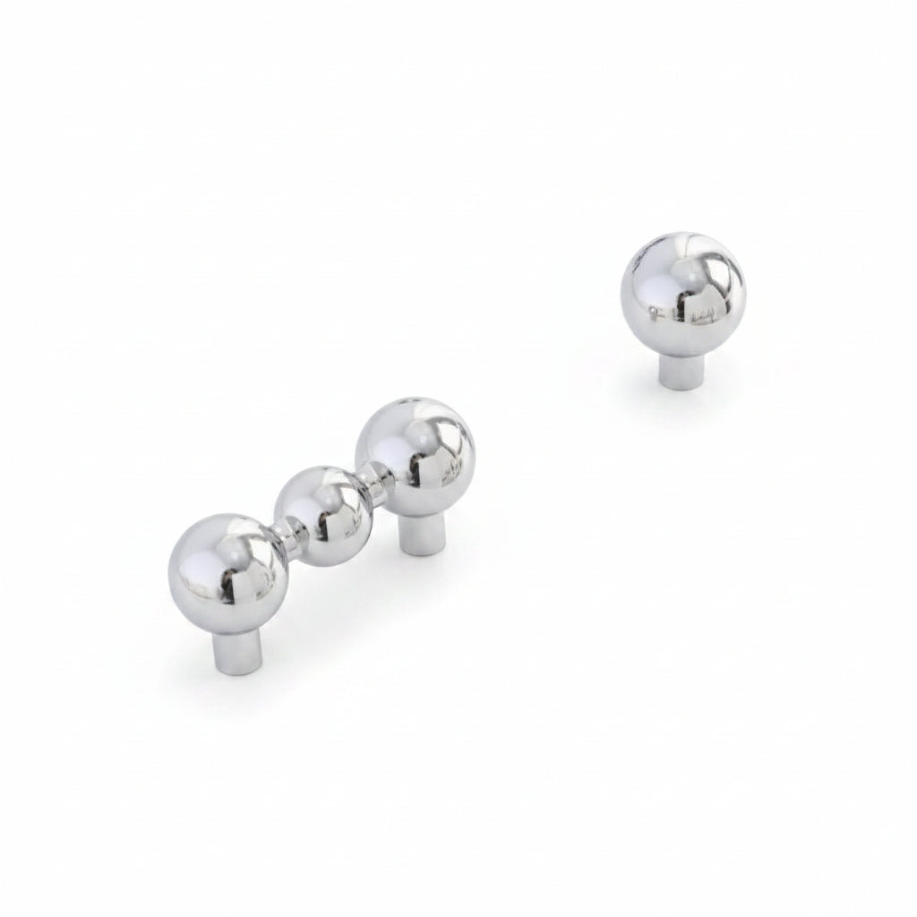 Poignées et boutons Mondego Argent de la marque Renfan, finition élégante en métal argenté, pour meubles ou décoration intérieure.