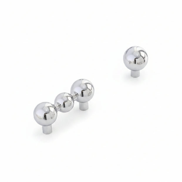 Poignées et boutons Mondego Argent de la marque Renfan, finition élégante en métal argenté, pour meubles ou décoration intérieure.