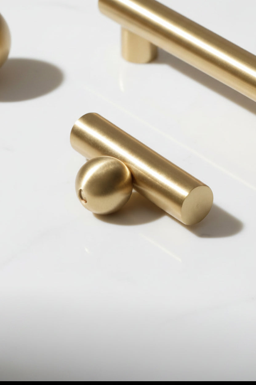 Poignées et boutons Lagos de la marque Renfan, en métal finition fine pour mobilier intérieur élégant.