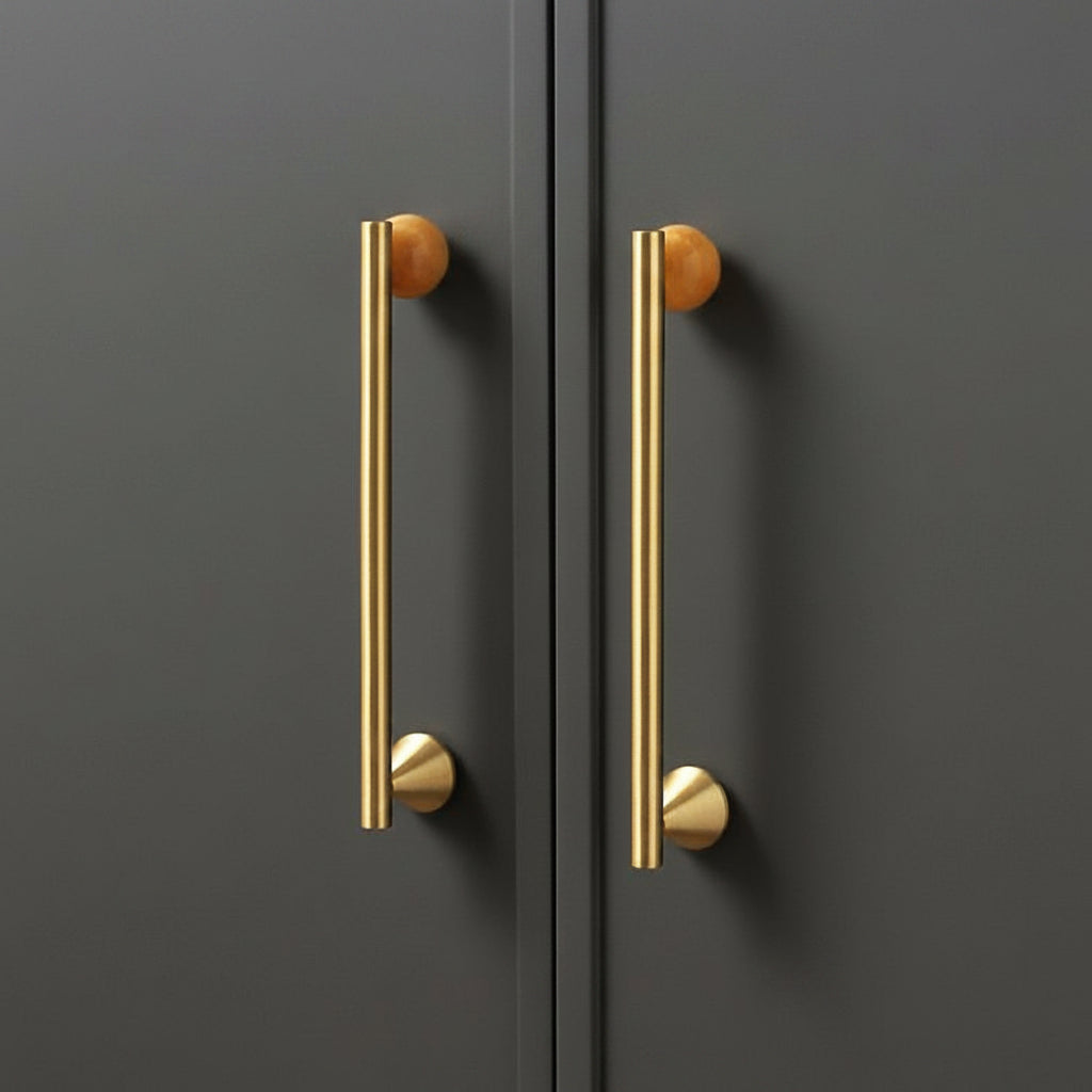 Poignées et boutons d'armoire Deauville de la marque Renfan, en métal avec finition élégante, pour meubles de rangement.