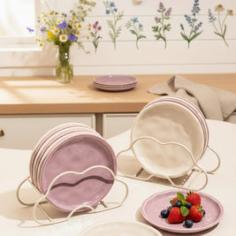 Assiettes Northfolk de la marque Renfan avec motif coloré, visibles en détail sur cette image.