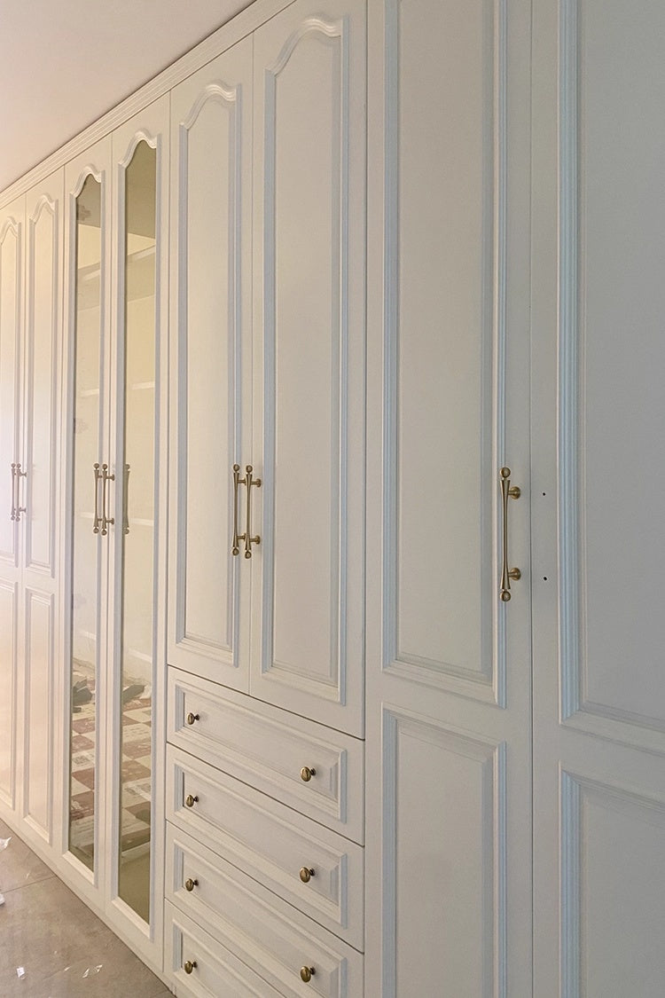 Poignées et boutons VidaXL Yankari, en bois clair, design moderne pour meubles, visibles en gros plan.
