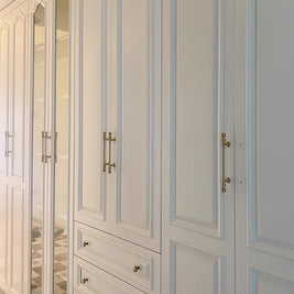 Poignées et boutons VidaXL Yankari, en bois clair, design moderne pour meubles, visibles en gros plan.