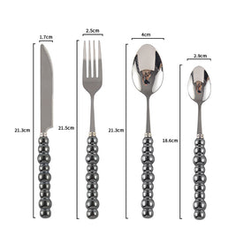 Couvert en acier inoxydable VidaXL Athenes, set de couverts élégant avec fourchette, couteau et cuillère sur fond clair.