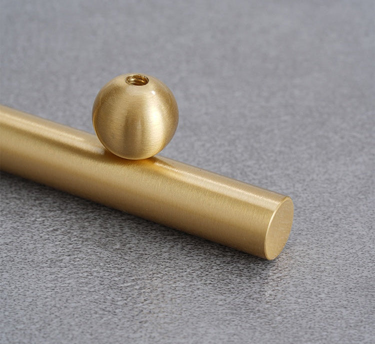 Poignées et boutons Lagos de la marque Renfan, en métal avec finition élégante, adaptés pour meubles ou décorations.