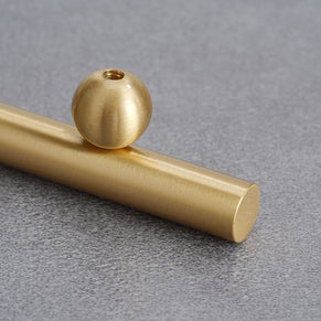 Poignées et boutons Lagos de la marque Renfan, en métal avec finition élégante, adaptés pour meubles ou décorations.