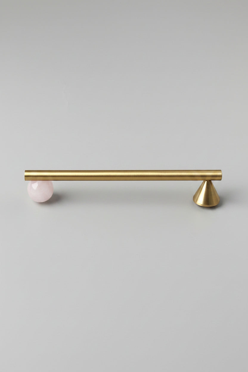 Poignées et boutons d'armoire Deauville de la marque Renfan, en métal avec finition élégante pour mobilier intérieur.