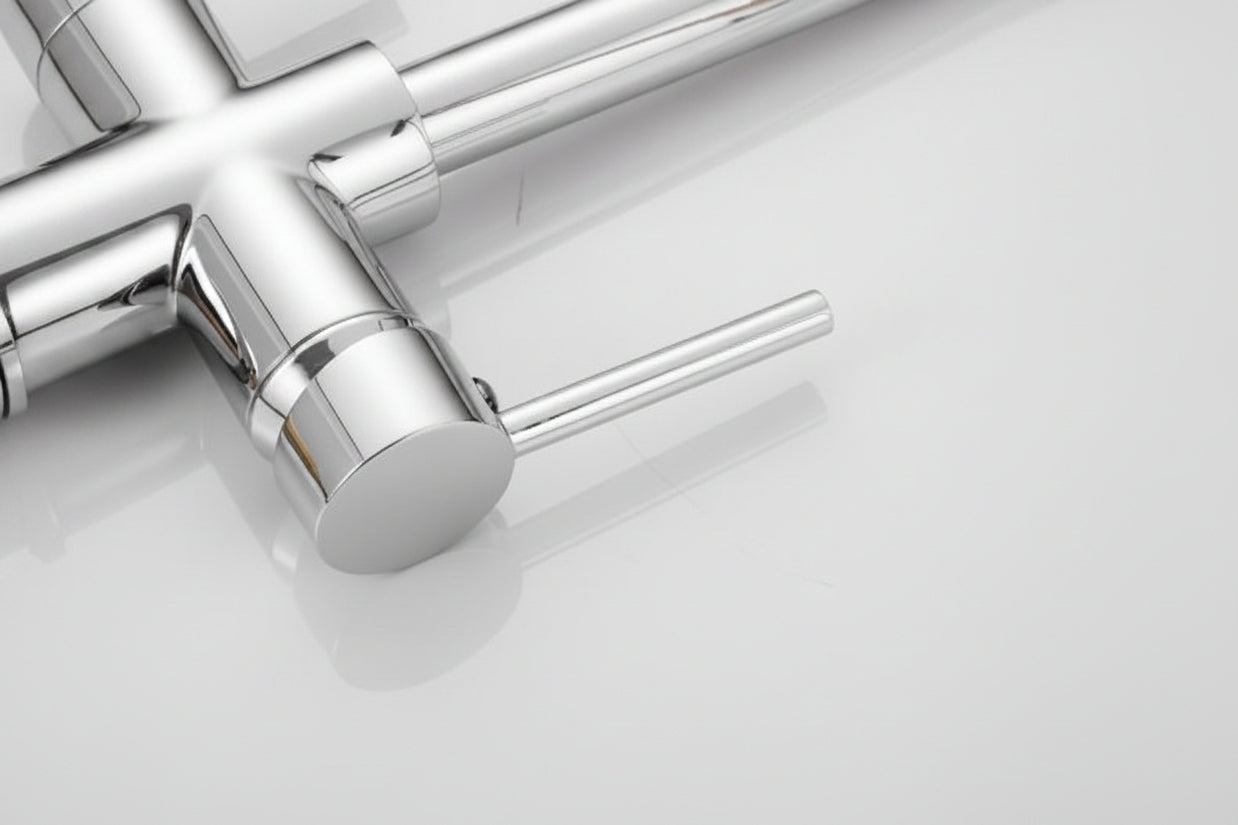 Robinet de cuisine RENFAN Laval en acier inoxydable avec poignée et bec tournant, installation moderne pour cuisine.
