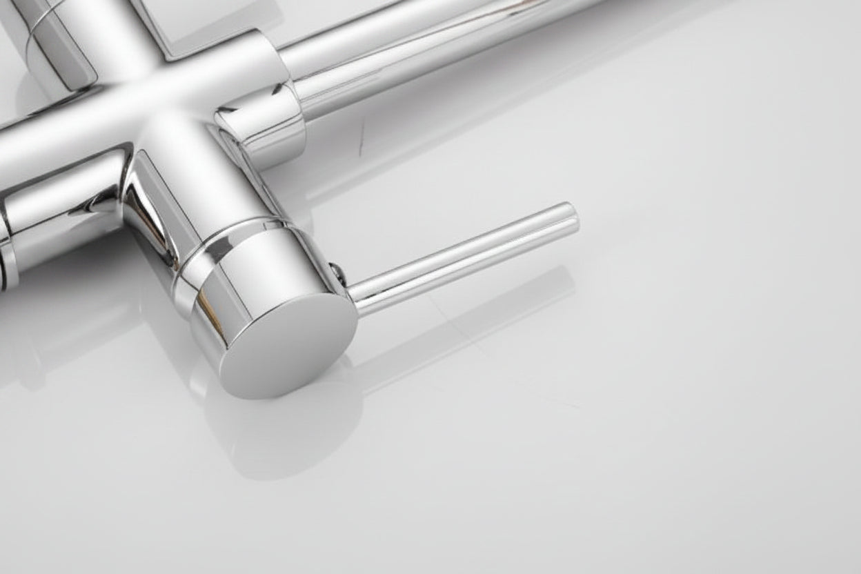 Robinet de cuisine RENFAN Laval en acier inoxydable avec poignée et bec tournant, installation moderne pour cuisine.