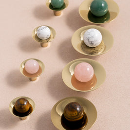 Boutons Malbaie VidaXL, petits boutons en bois brun clair sur fond blanc, pour meubles ou décoration intérieure.