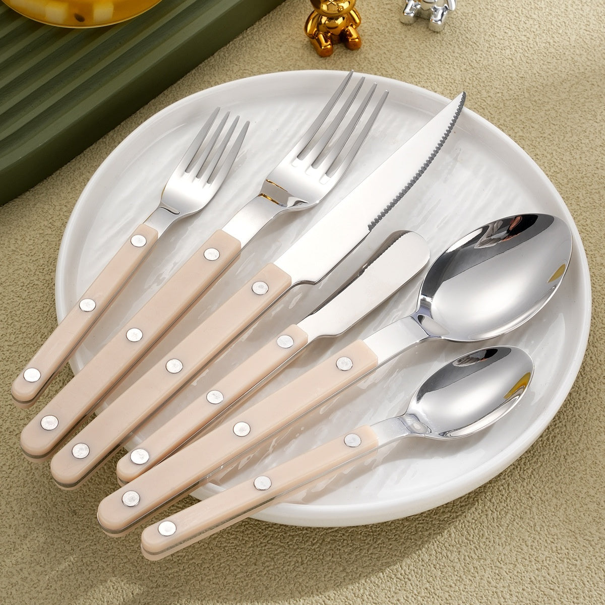 Couvert en acier inoxydable Hauslyon, set de 4 pièces, design moderne et élégant pour repas quotidiens ou occasions spéciales.