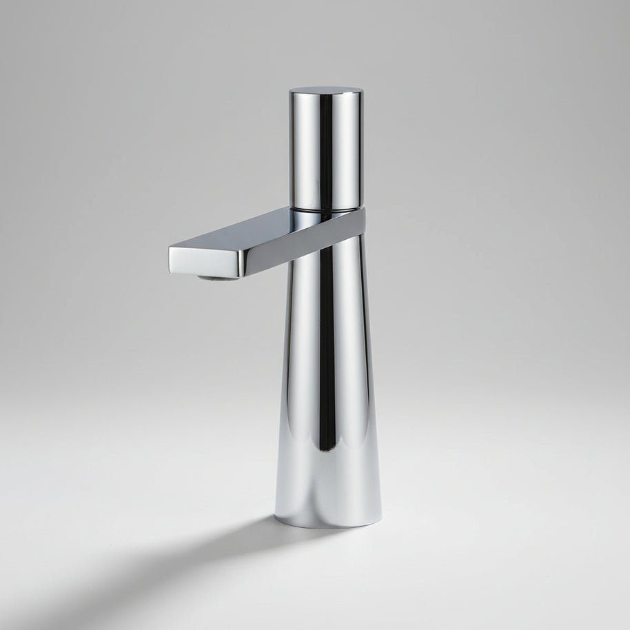 Robinet de salle de bain Hauslyon Kassel avec poignée en laiton, installé sur un lavabo moderne.