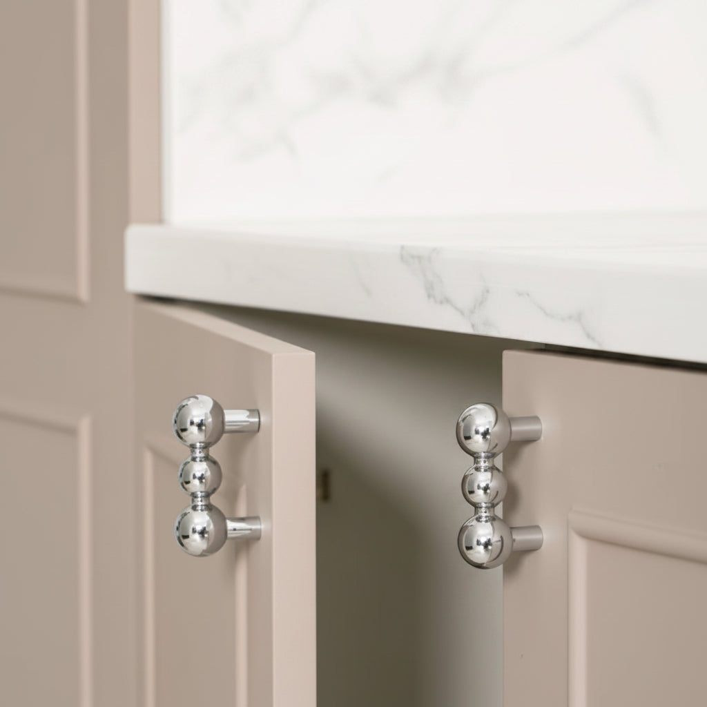 Poignées et boutons Mondego argent de la marque Renfan, détails en métal pour mobilier ou décoration intérieure.