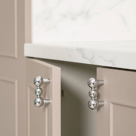 Poignées et boutons Mondego argent de la marque Renfan, détails en métal pour mobilier ou décoration intérieure.