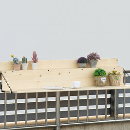 Table suspendue pliante Normandie de la marque AOSOM, en bois clair, avec surface compacte et support mural en métal.