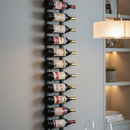 Étagère à bouteilles Bordeaux de la marque Hausslyon dans une cuisine, avec plusieurs bouteilles de vin visibles.