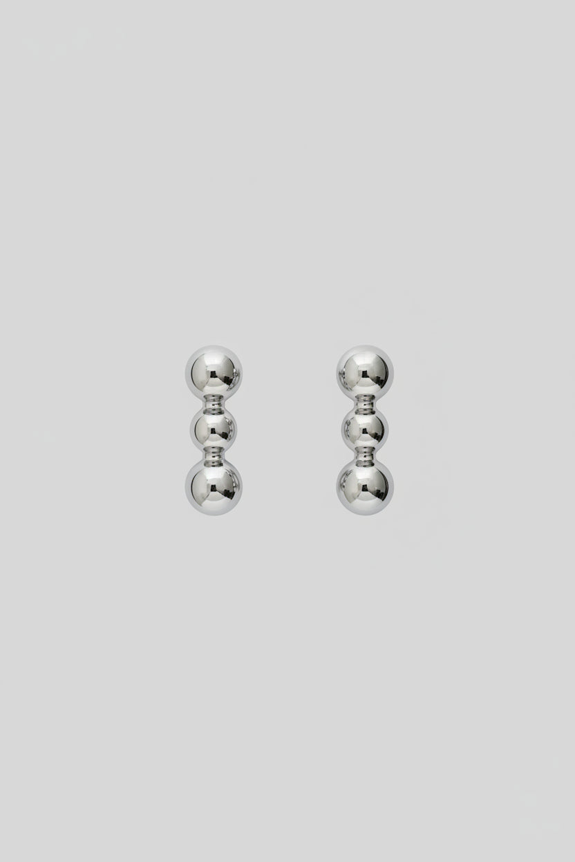 Poignées et boutons Mondego argentés de la marque Renfan, design élégant en métal brillant, pour meubles et décoration intérieure.
