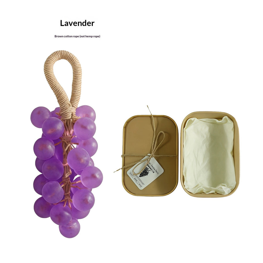 Savon en forme de grappe de raisins de la marque HAUSSLYON, détail de la texture et de la forme réaliste du savon.