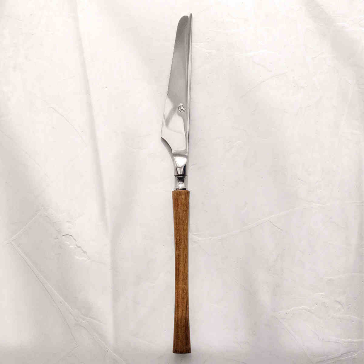 Couverts VidaXL Montelieu en acier inoxydable, fourchette, couteau et cuillère disposés sur une table.